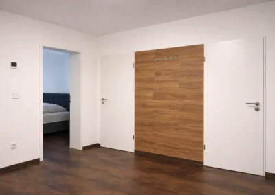 Ein Flur mit Türen zur Toilette und zum Abstellraum