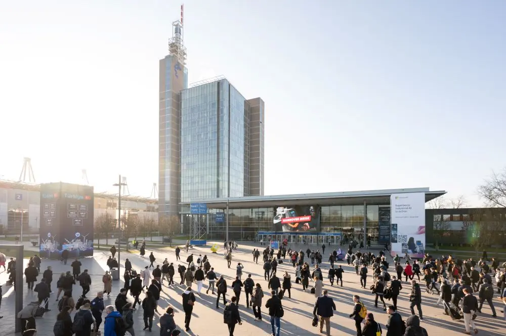 Messegelände Hannover mit Besuchern während einer internationalen Fachmesse Messegelände Hannover mit Besuchern während einer internationalen Fachmesse