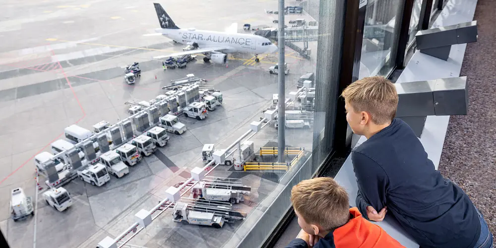 Flugzeuge und Bodenfahrzeuge am Hannover Flughafen Flugzeuge und Bodenfahrzeuge am Hannover Flughafen