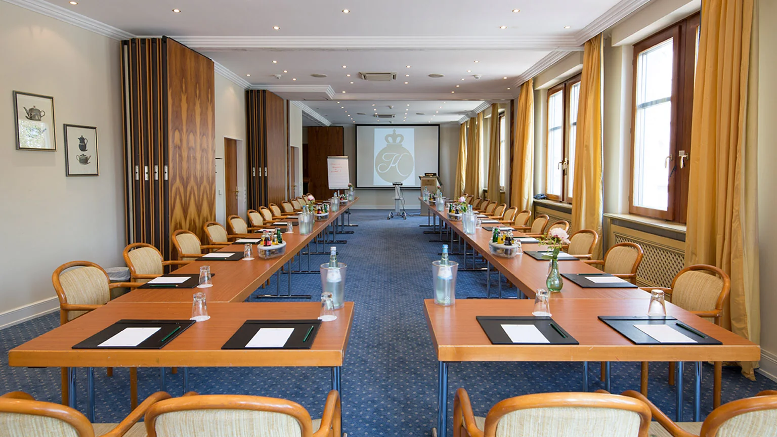Großer Konferenzraum mit moderner Tagungsausstattung